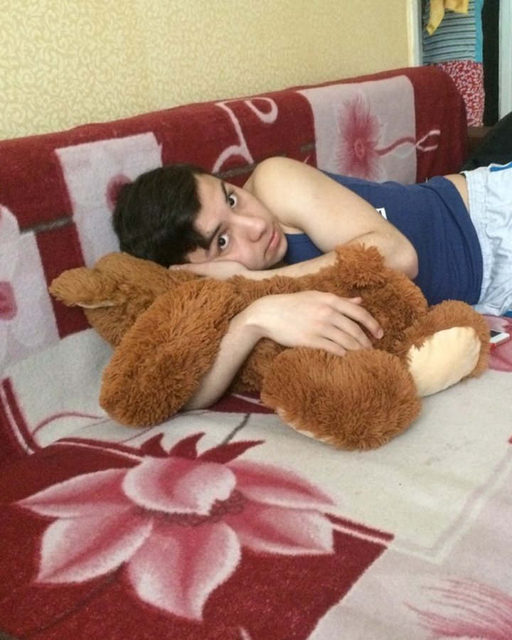 Далер в обнимку с медведем на диване